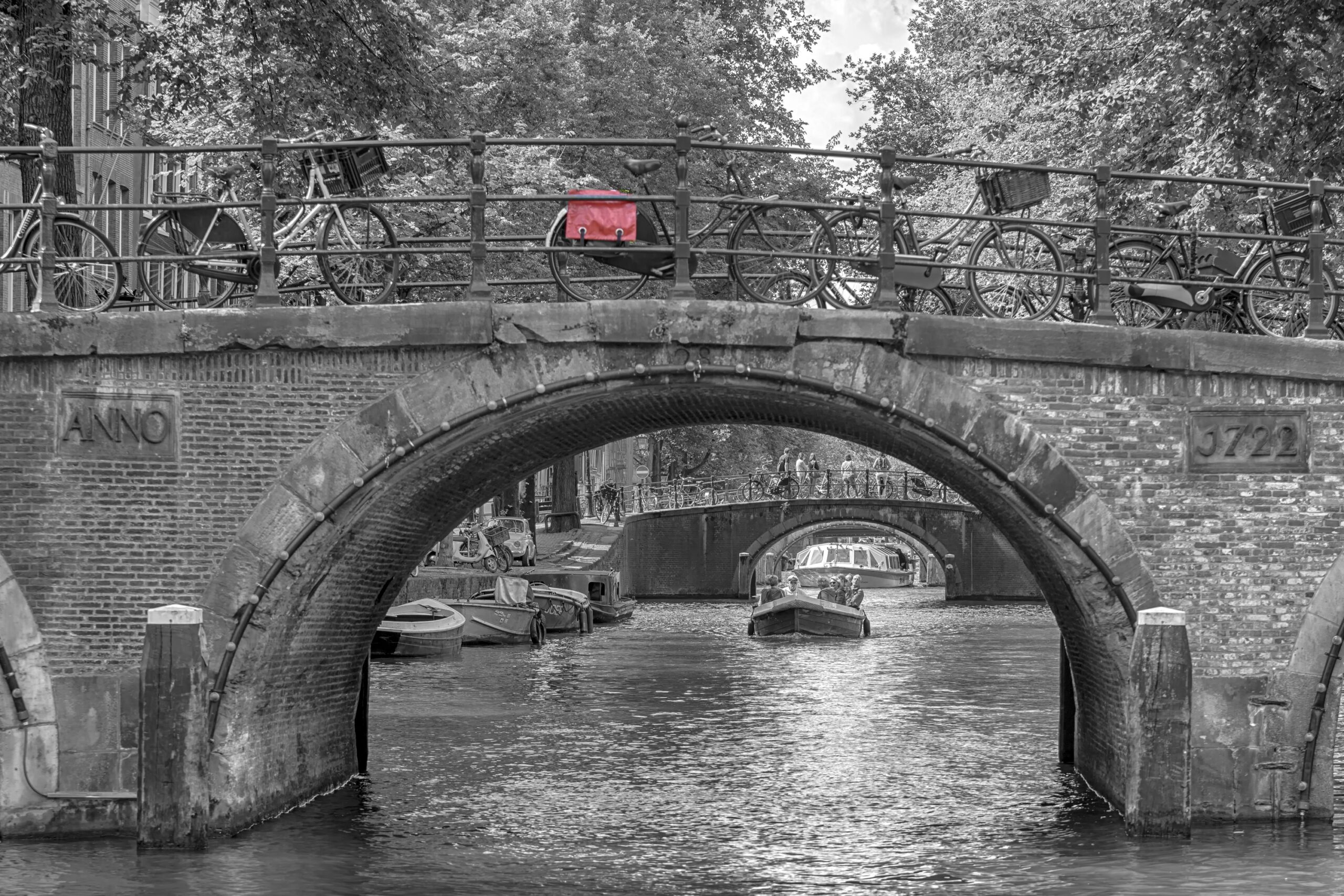 Oude brug met boten over Herengacht Amsterdam
