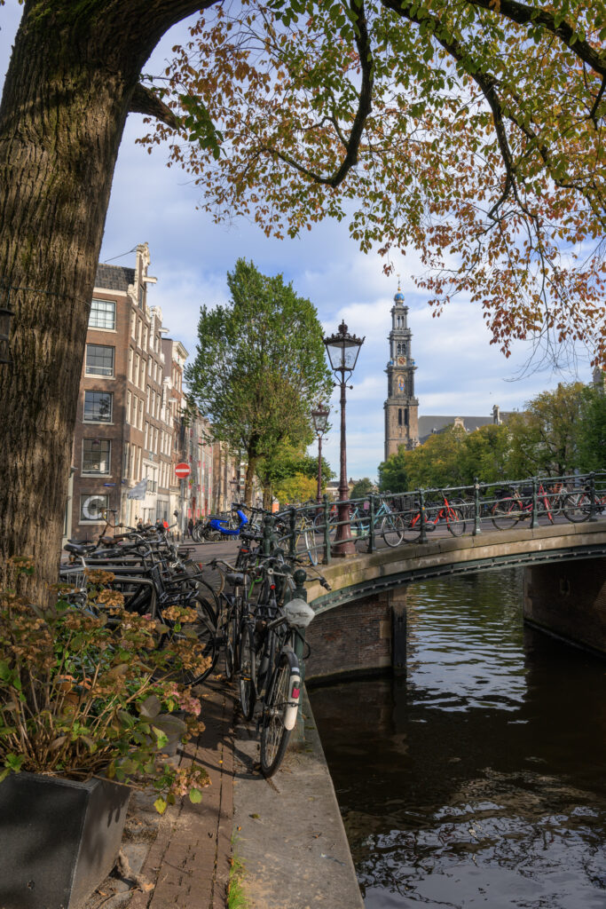 De Westerkerk gezien vanaf de Prinsengracht in de  binnenstad van Amsterdam, Nederland