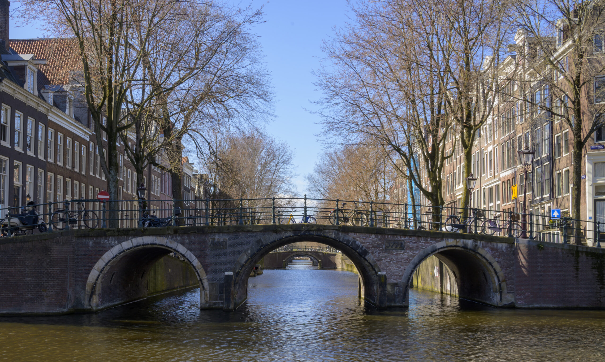 Mooie grachten in Amsterdam bij zonsondergang