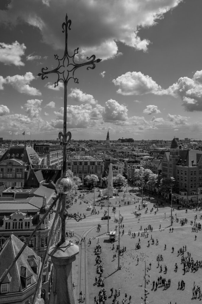 De Dam met het nationaal monument  gezien vanaf het dak van de Nieuwe kerk in Amsterdam