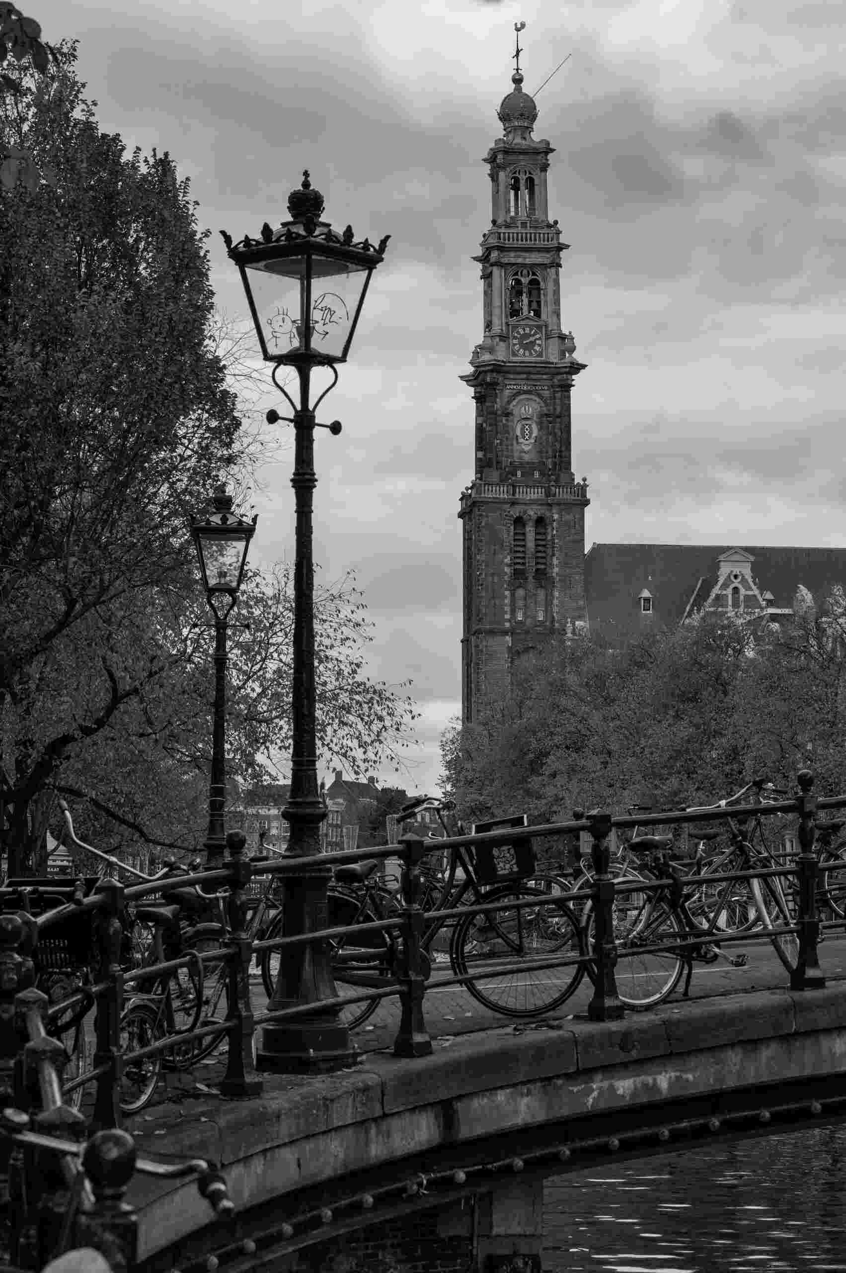 Beroemde Westerkerk aan de Prinsengracht in Amsterdam in zwart-wit