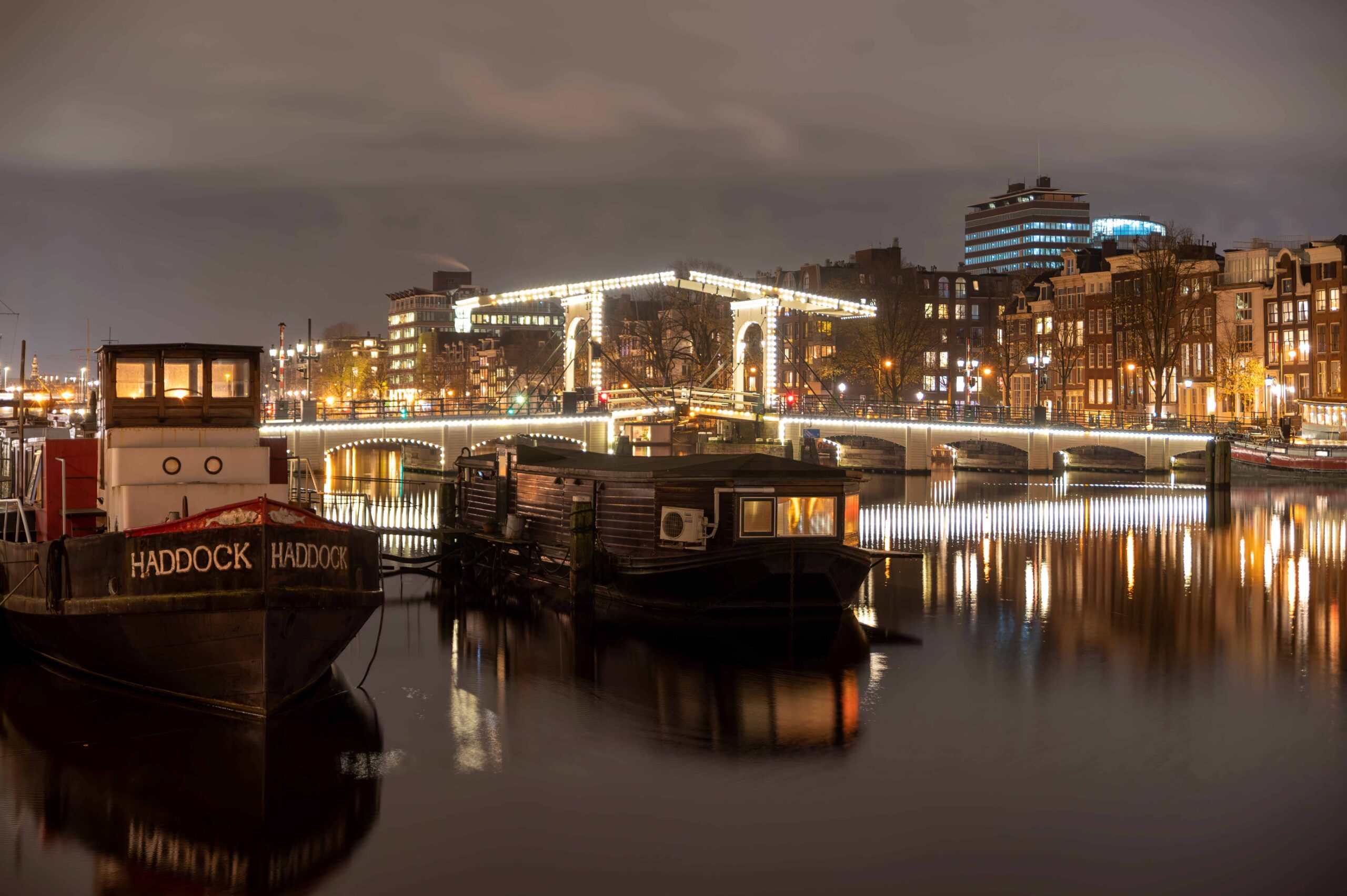 Magere brug amsterdam met verlichting