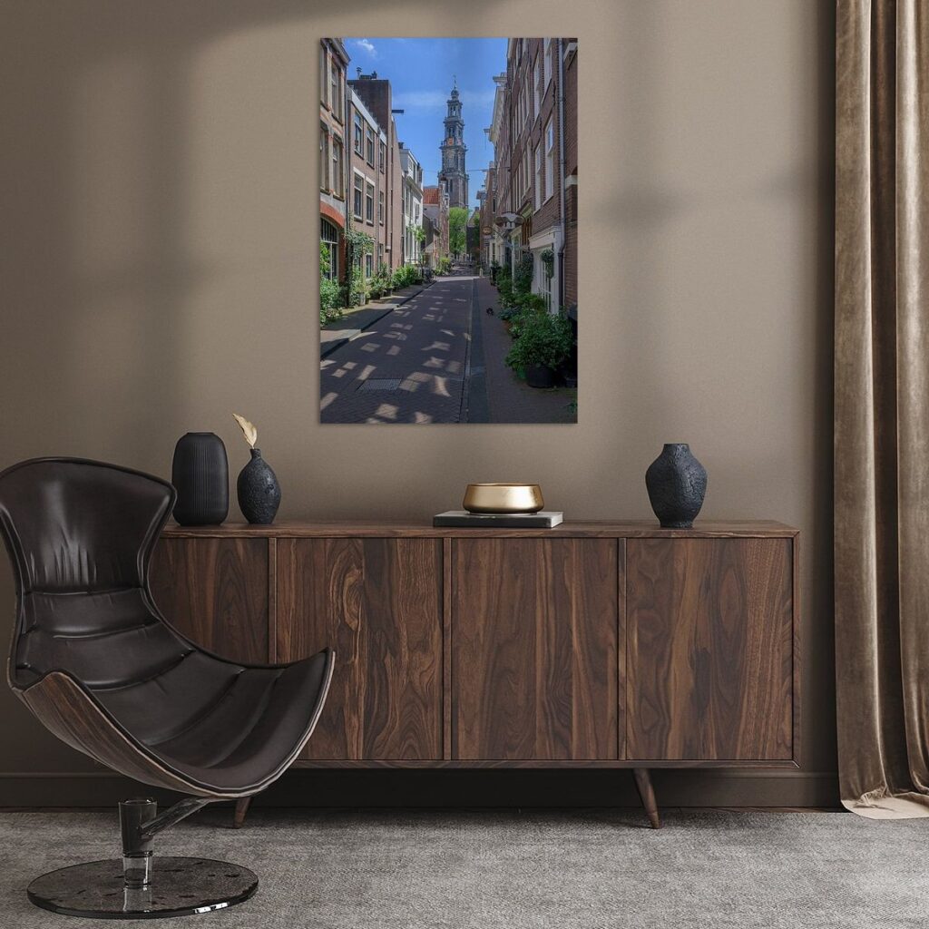 Doorkijk naar de Westertoren vanuit een smalle straat in de Jordaan met schaduwen op de weg