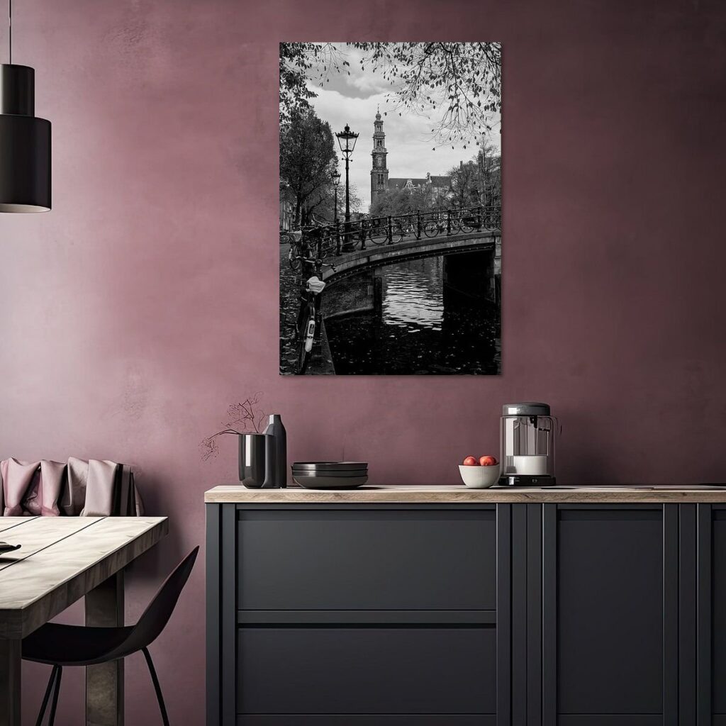Mise en situation d’une vue verticale vers le Westertoren à travers un pont de canal