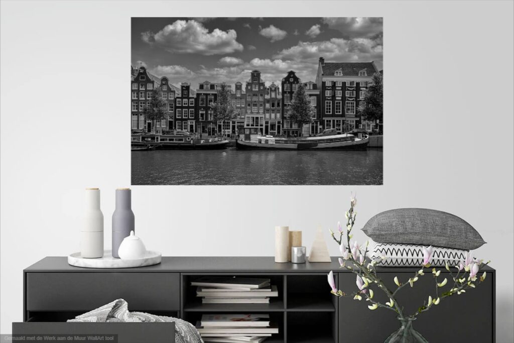 Sfeervolle zwart-wit wanddecoratie van grachtenpanden en woonboten aan de Prinsengracht, Amsterdam.