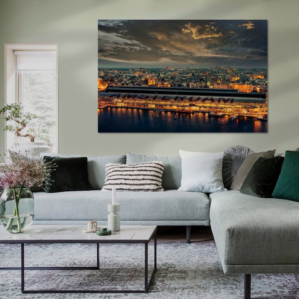 Amsterdam Skyline als stijlvolle wanddecoratie in een modern interieur.