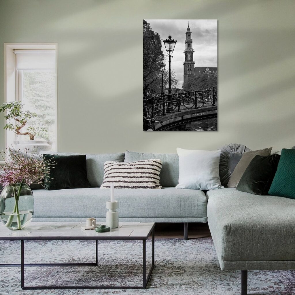 Verticaal schilderij van een Amsterdamse stadsgezicht in een strak en modern woonkamer interieur.