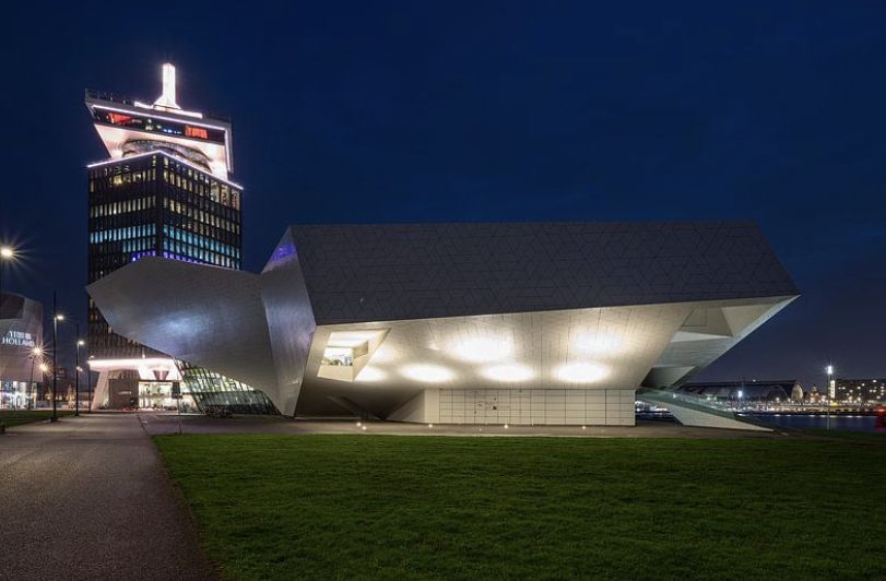 Eye Filmmuseum en de A'DAM Toren aan het IJ in Amsterdam bij zonsondergang