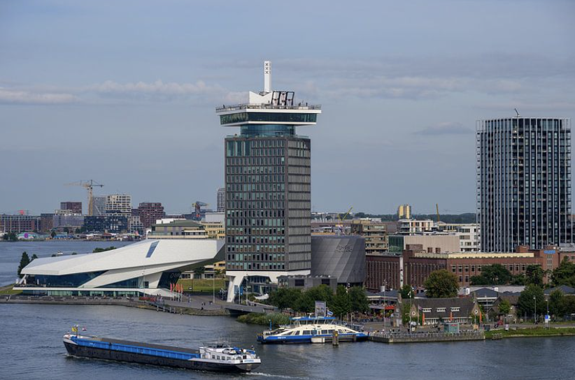 De A'DAM Toren aan het IJ als moderne architectuur in Amsterdam