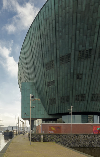 NEMO Science Museum in Amsterdam, iconische moderne architectuur ontworpen door Renzo Piano