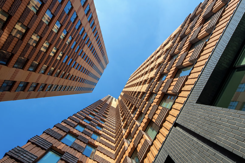 Symphony gebouw op de Zuidas met opvallende lijnen en moderne architectuur