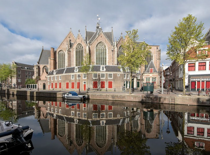 Oude Kerk in Amsterdam city centre – Amsterdam must see