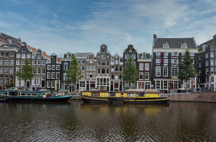 Historic Singel canal with charming canal houses in Amsterdam – Amsterdam must see
