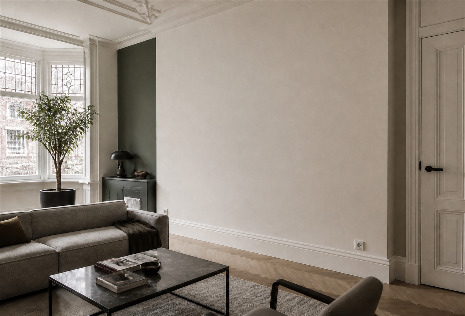 Jaren-30-woonkamer met lege muur vóór plaatsing van een zwart-witfoto