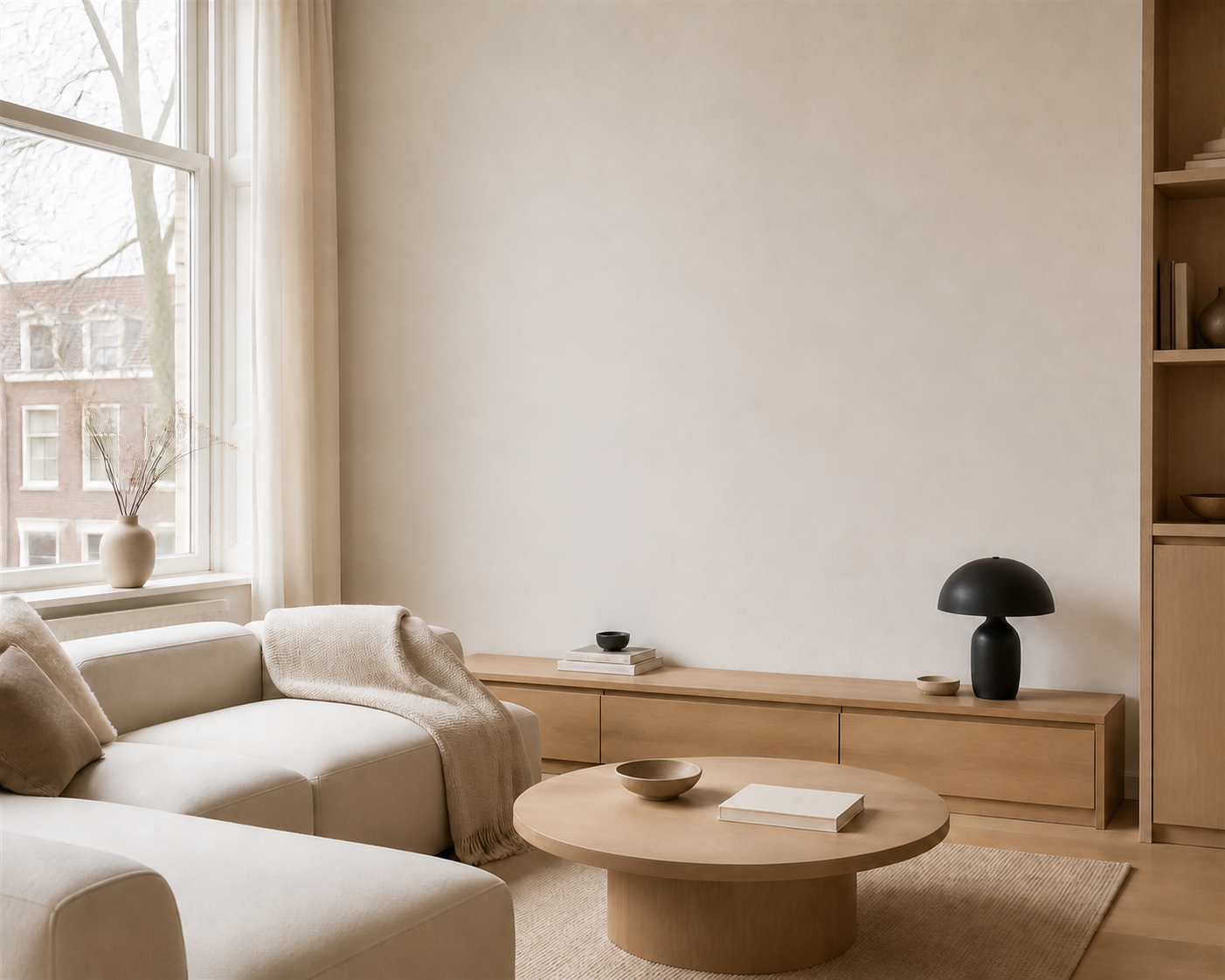Compact Japandi-interieur met lege muur vóór plaatsing van een rustige grachtenfoto
