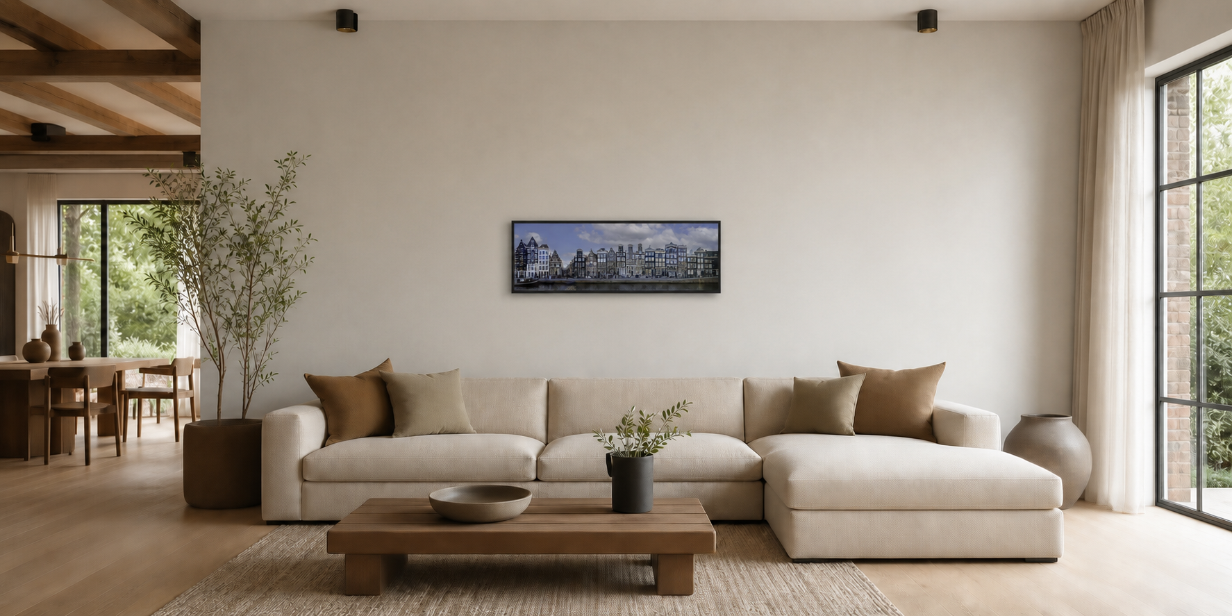 Grote woonkamer met een te kleine panoramafoto boven de bank