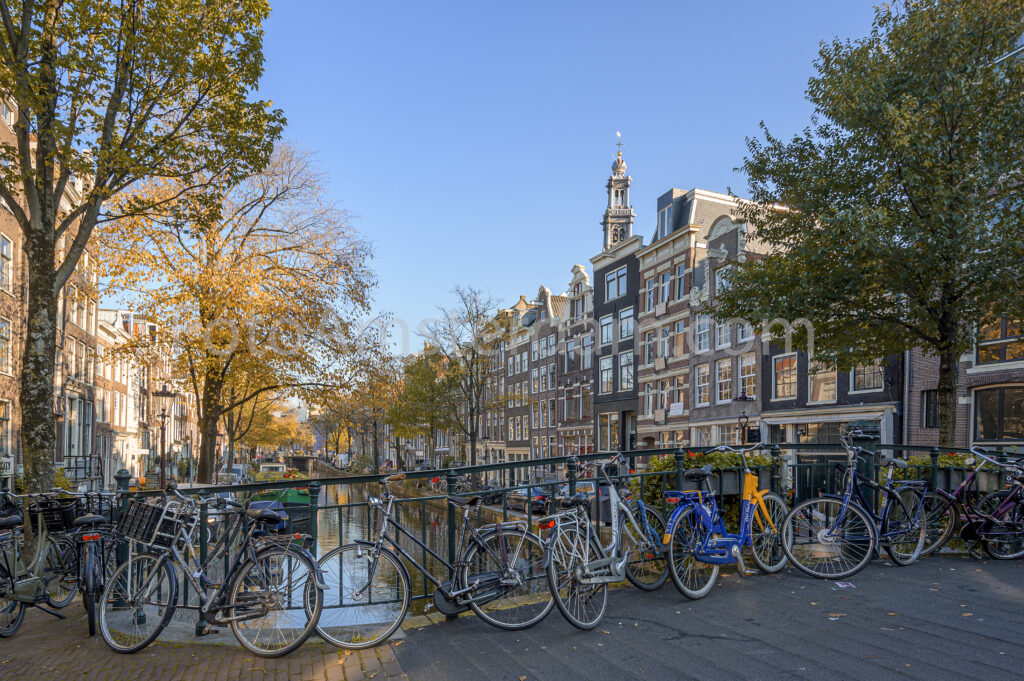 Bloemgracht in Amsterdam in herfstkleuren met fietsen, grachtenpanden en de Westerkerk