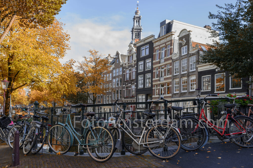 Fietsen en historische gevels in de Bloemstraat in de Jordaan in Amsterdam