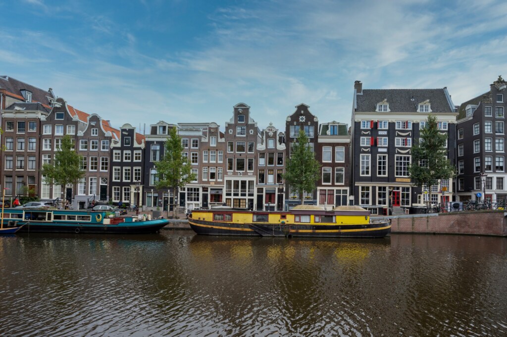 Historische grachtenpanden en woonboten langs het Singel in Amsterdam