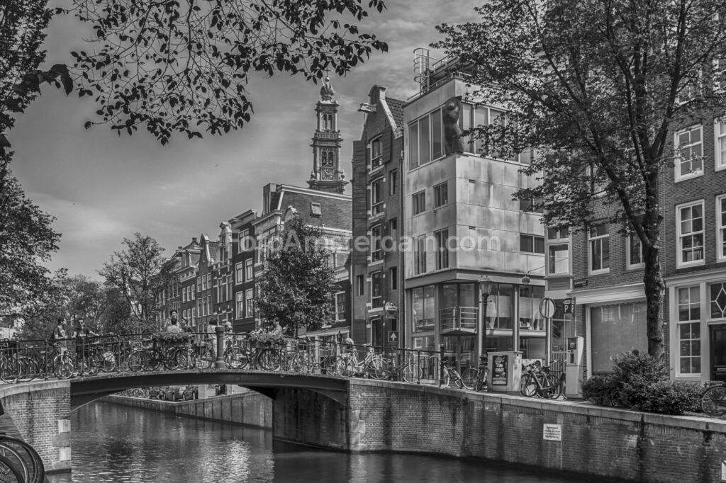 Premium foto Westerkerktoren gezien vanaf de Bloemgracht Westerkerk Amsterdam - Ideaal als fotobehang of naadloos behang op maat