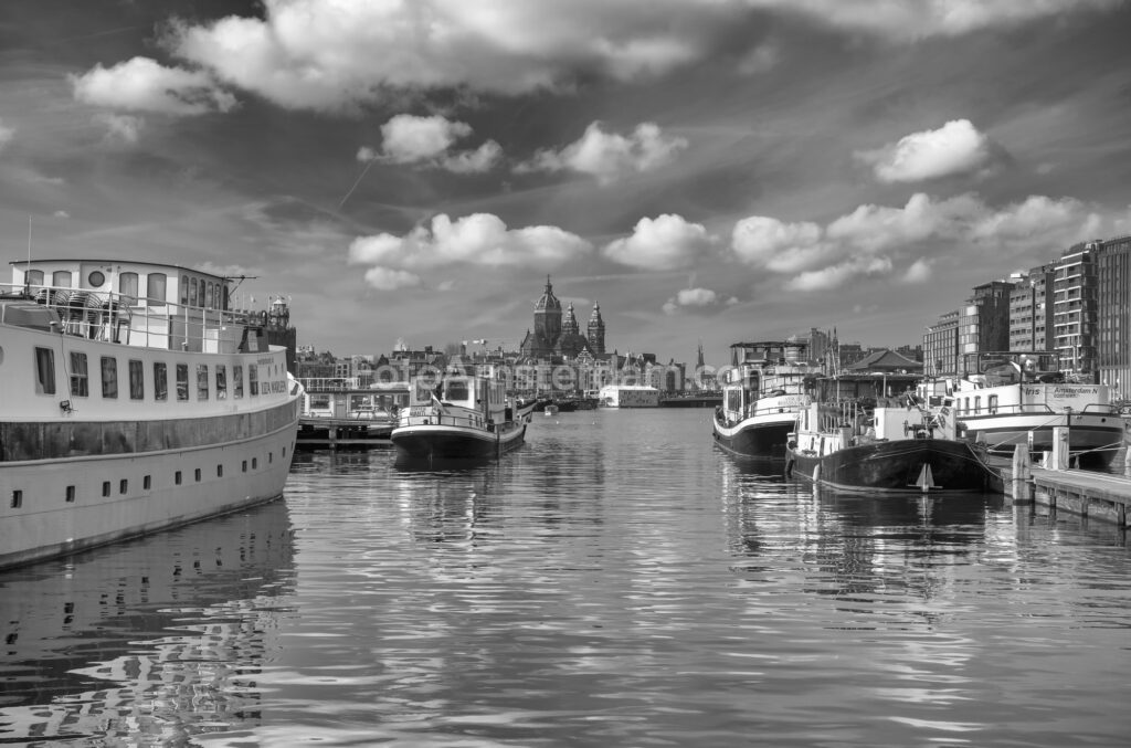 Premium foto Prins Hendrikkade Amsterdam Centrum Amsterdam - Ideaal als fotobehang of naadloos behang op maat