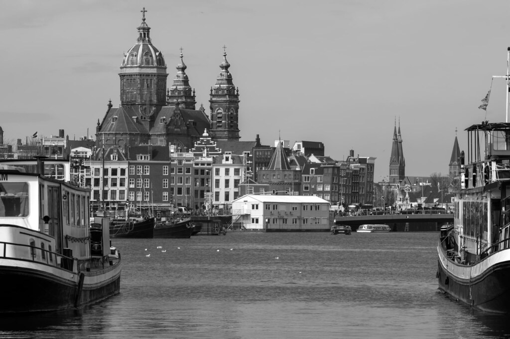 Zicht op de Sint Nicolaasbasiliek Amsterdam