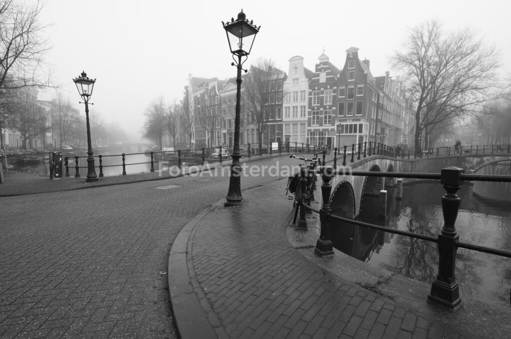 Premium foto Mistig Amsterdam Keizersgracht Amsterdam - Ideaal als fotobehang of naadloos behang op maat
