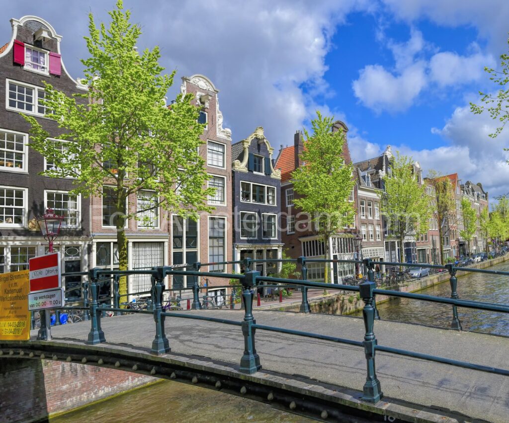 Premium foto Loopbruggetje Brouwersgracht Brouwersgracht Amsterdam - Ideaal als fotobehang of naadloos behang op maat