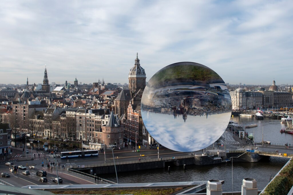 Hartje Amsterdam gezien door een crystal ball