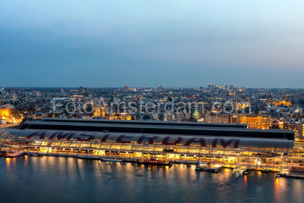 Premium foto Blue hour Amsterdam Amsterdam Amsterdam - Ideaal als fotobehang of naadloos behang op maat