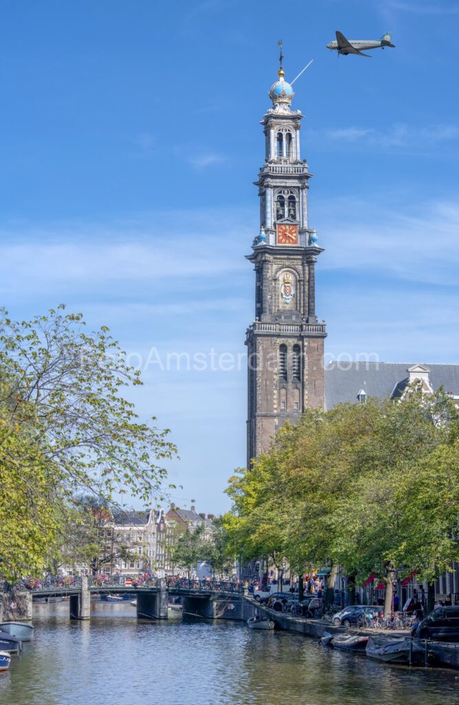 Premium foto Dutch Dakota boven de Westertoren in Amsterdam Amsterdam Amsterdam - Ideaal als fotobehang of naadloos behang op maat