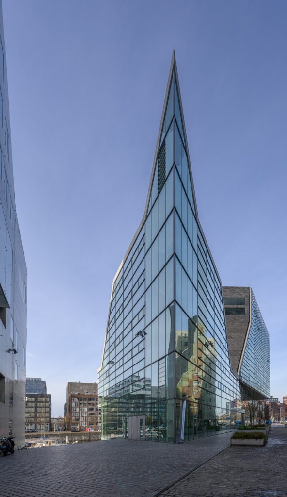 Scherpe glazen gevel van het gebouw van het Openbaar Ministerie in Amsterdam