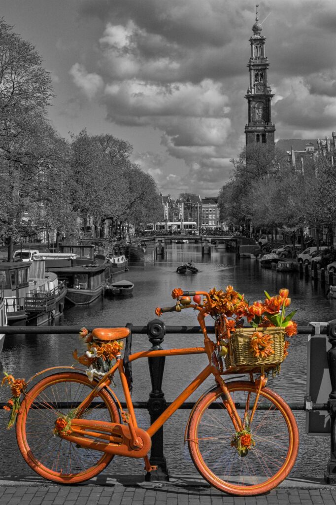 Premium foto Oranje fiets op Amsterdamse brug Cultuur en iconen Amsterdam - Ideaal als fotobehang of naadloos behang op maat