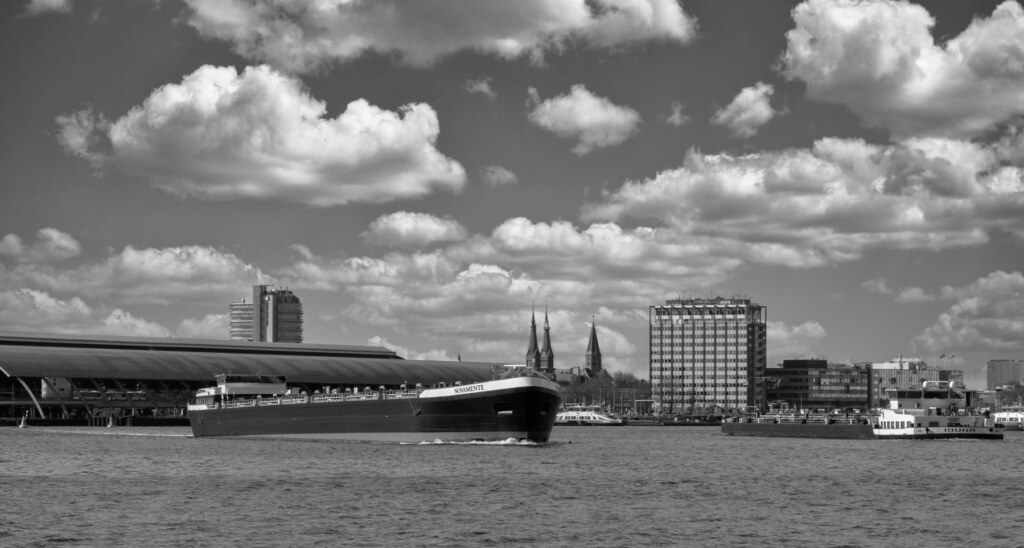 Binnenvaartschip op het IJ